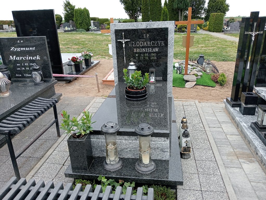 Grób Bronisław Włodarczyk